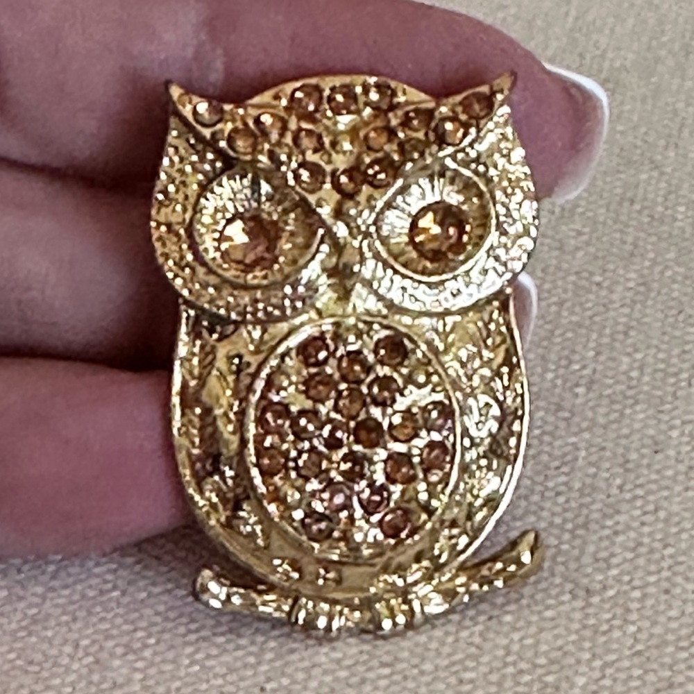 Beautiful Vintage Gold-Tone Owl Brooch with Topaz Rhinestones